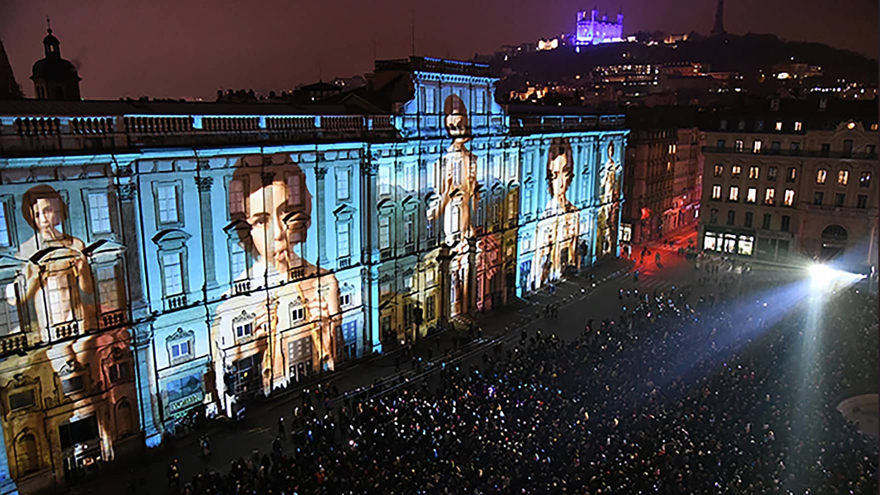Une image montrant les façades illuminées.