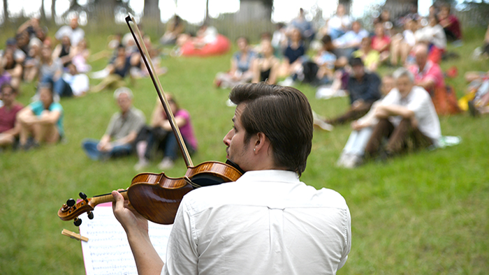 Une image montrant une scène de concert en plein air.